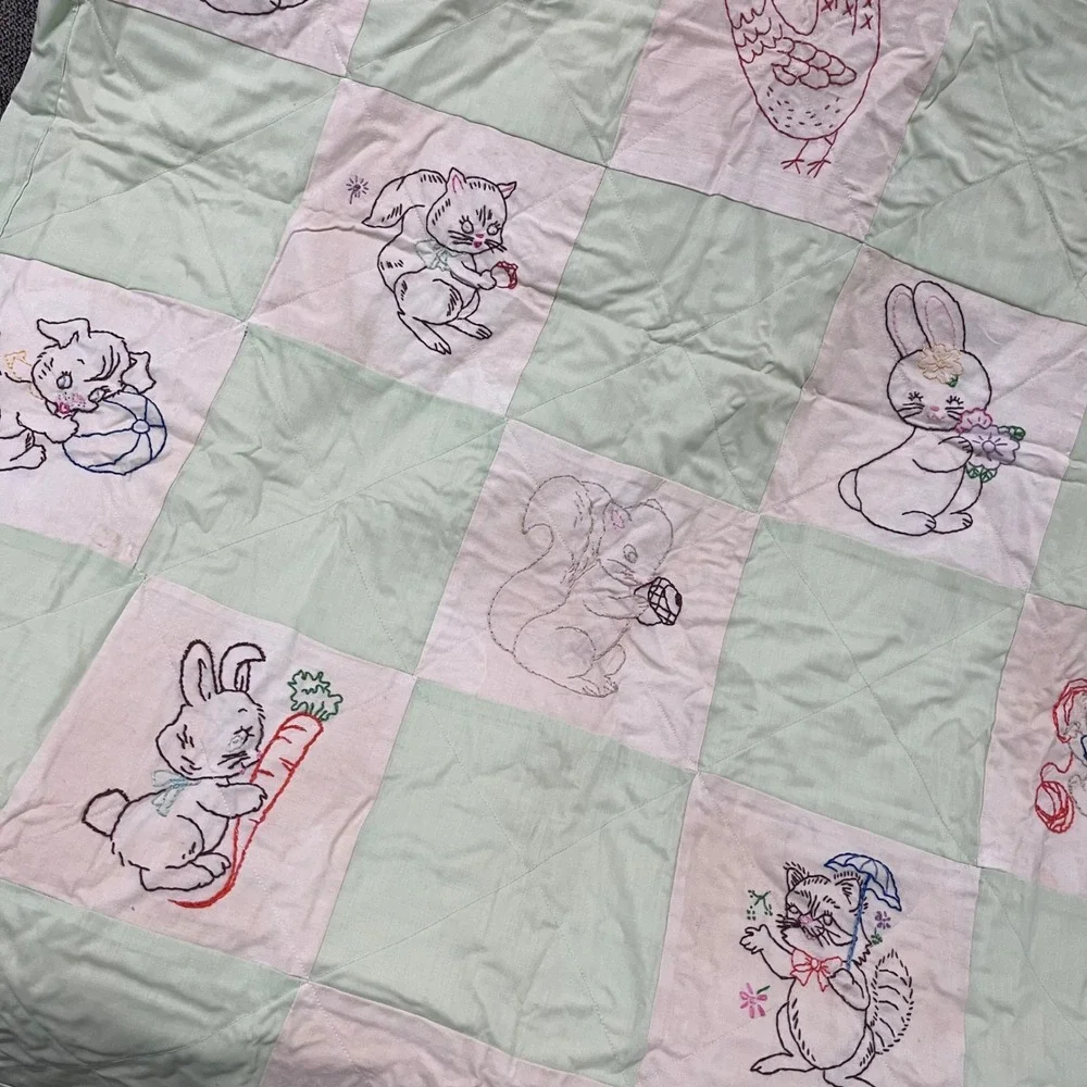 Vtg Handmade Embroidered Animal Baby Quilt Green White Checkerboard 36x48‎